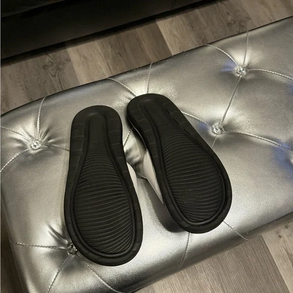 Nike Black and White Slides - Picture 4 of 4